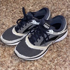 Brooks tennis shoes! Black and white